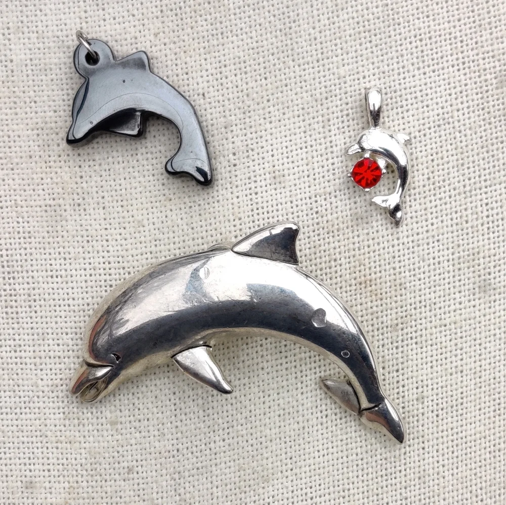🐬 Vintage dolphin lovers pendant lot - Picture 1 of 5